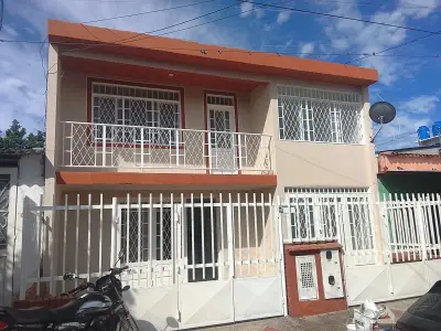 CASA DE DOS APARTAMENTOS EN CANDIDO LEGUIZAMO